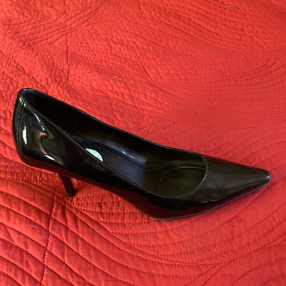 Black Pumps - Picture 2 of 5